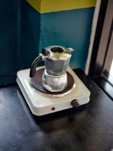 Sobanın Üstünde Moka Demliği Denilen Bir Talyan Kahve Makinesi — Stok fotoğraf