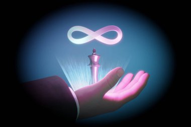 İş adamı El, sonsuz döngüye ve kral satranca dokunur. Sınırsız teknoloji fütüristik dijital bağlantı geçmişi. Kavram kazananı, başarı