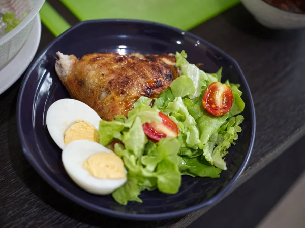 Salat Mit Hühnerfleisch Frischer Gemüsesalat Mit Huhn Und Kochendem — Stockfoto
