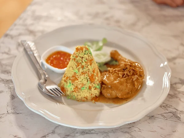 Muslim Kuning Beras Dengan Ayam Muslim Gaya Makanan — Stok Foto