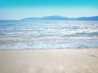 Deniz kumu gökyüzü ve yaz günü arka plan ve deniz gökyüzü ve güneşin dekorasyonu. Metin için boşluk