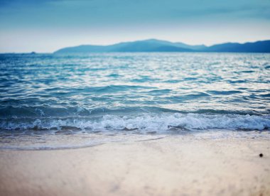 Deniz kumu gökyüzü ve yaz günü arka plan ve deniz gökyüzü ve güneşin dekorasyonu. Metin için boşluk