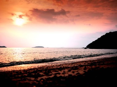 Kumsalda kum ve mavi yaz gökyüzü. Sahil manzarası. Boş tropik plaj ve deniz manzarası. Günbatımı gökyüzü, yumuşak kum, sakinlik, dinlendirici güneş ışığı, yaz havası. TEXT İçin Boşluk