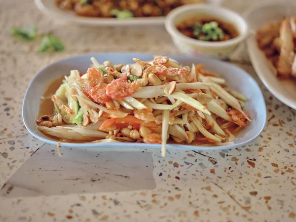 Tayland yemeği papaya salatası lahana bahçeli uzun fasulye tabağı, mayalanmış balıklı papaya salatası.