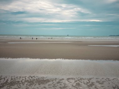 Kumsalda kum ve mavi yaz gökyüzü. Sahil manzarası. Boş tropik plaj ve deniz manzarası. Günbatımı gökyüzü, yumuşak kum, sakinlik, dinlendirici güneş ışığı, yaz havası. TEXT İçin Boşluk