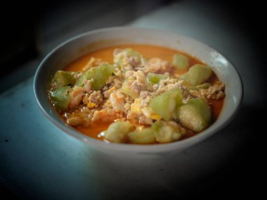 Kızarmış kabağı yumurta kasesiyle karıştır.