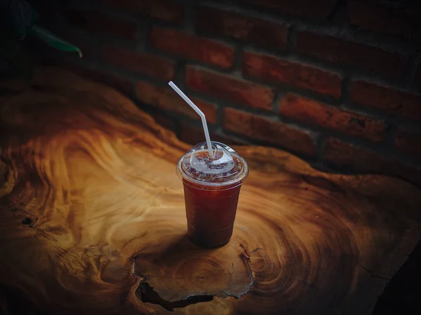 Παγωμένο Τσάι Λεμόνι Πλαστικό Κύπελλο Στο Ξύλινο Φόντο — Φωτογραφία Αρχείου
