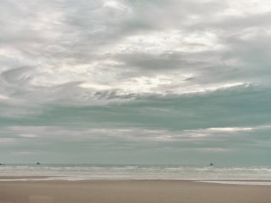 Kumsalda kum ve mavi yaz gökyüzü. Sahil manzarası. Boş tropik plaj ve deniz manzarası. Günbatımı gökyüzü, yumuşak kum, sakinlik, dinlendirici güneş ışığı, yaz havası. TEXT İçin Boşluk