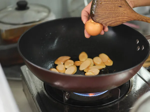 Приготовление Колбасы Жареный Рис Разбить Яйцо Смешанным Овощем — стоковое фото
