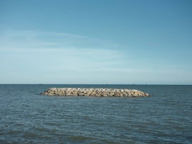 Plajda taş duvar ve kumsal, Harita Ta phut, Rayong, Tayland.