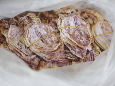 Rayong, Tayland 'da pazarda kurutulmuş mürekkep balığı.