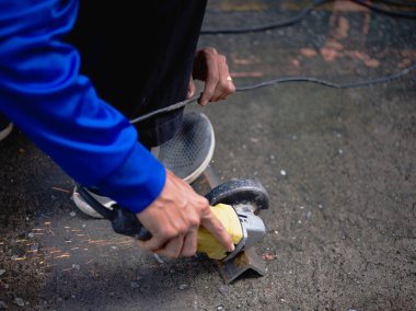 Endüstriyel İşçi Açı Öğütücü Kullanıyor ve Metal Kesiyor