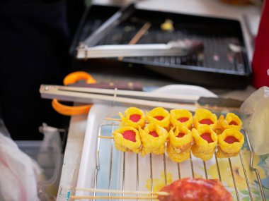 Et ve balık köftesi, sokak pazarında sosis, Tayland 'da Tayland sokak yemekleri..