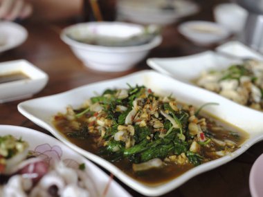 Tayland deniz yemekleri, balık soslu kızarmış balo, Daeng Deniz Ürünleri Restoranı (40 yılı aşkın bir süredir orjinal dükkan)