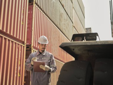 Mühendisler yürüme ve kontrol durumu Forklift konteynırı .