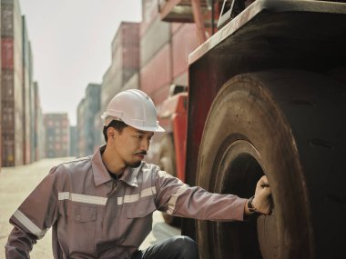 Mühendisler yürüme ve kontrol durumu Forklift konteynırı .