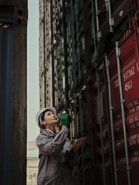 Porträt Einer Arbeiterin Mit Klemmbrett Vor Einem Lagercontainer Stockfoto