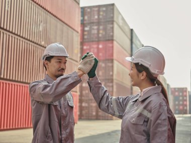 Mühendis adam ve kadın beşlik çaktı, Kutlama Başarı Mutluluk İnsanları Ekibi. Selamlar. Dostluk, iş ya da zafer kutlamaları