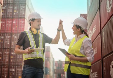 Mühendis adam ve kadın beşlik çaktı, Kutlama Başarı Mutluluk İnsanları Ekibi. Selamlar. Dostluk, iş ya da zafer kutlamaları
