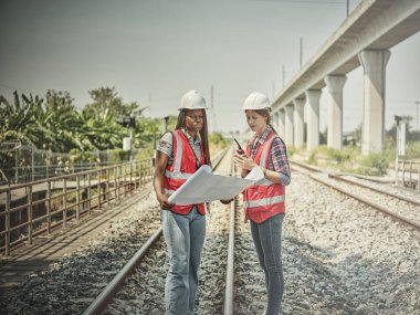 Demiryolu işçileri ya da mühendisleri demiryolu hattını korurlar tren istasyonunu ve demiryolunu kontrol ederler. .