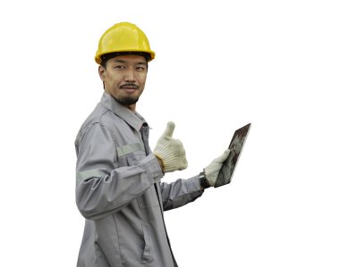 Lojistik İthalat İhracat için konteyner kargo gemisinde çalışan güvenlik kaskı takan Asyalı bir erkek işçinin portresi. Asyalı erkek işçi teşekkür olarak başparmağını gösteriyor ya da fikir planına, stratejiye ya da iyi habere onay veriyor