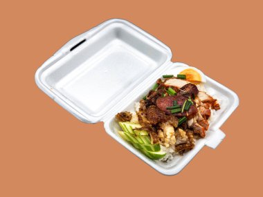 Çıtır pilav ve ızgara domuz eti. Paket olarak da pilav.