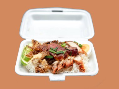 Çıtır pilav ve ızgara domuz eti. Paket olarak da pilav.