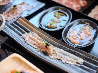 Japon lokantasında nefis suşi.