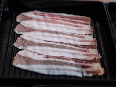 Dilimlenmiş sığır eti, shabu ya da siyah tepside Japon güveci.