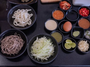 Shabu Biftek setinin en iyi manzarası Japon güvecinin shabu 'su