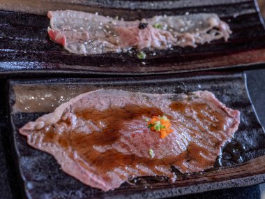 Portakallı ebiko soslu Wagyu bifteği. 