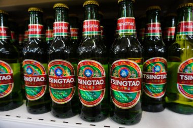 Toulouse, Fransa - Temmuz 2019 - Çin yapımı TsingTao birası Asya 'daki süpermarket Paris Store' un (
