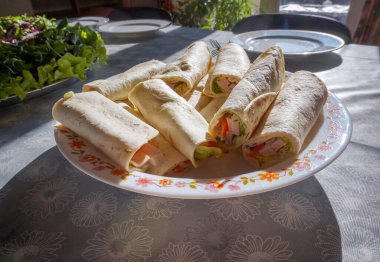 Salata başlangıcıyla birlikte aperatif olarak servis edilen Fransız taco çeşitleri; bu krepler jambon, domates, çan biberi ve yeşil salata ile doldurulur.