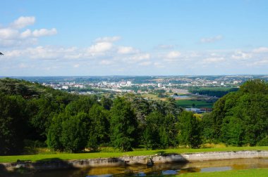 Beaujolais 'in yemyeşil vadisindeki Villefranche-sur-Saone ve Limas kasabalarında panoramik manzaralı, kısmen suyla dolu ve ağaçlarla çevrili yeşil bir park.
