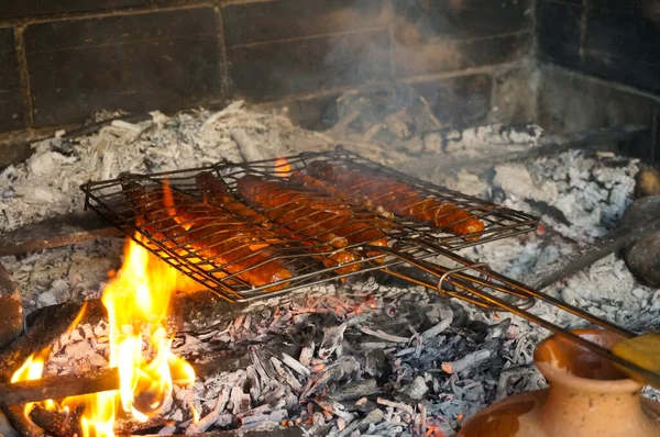 在烤箱架上烤香肠 用煤渣和火焰烤 — 图库照片