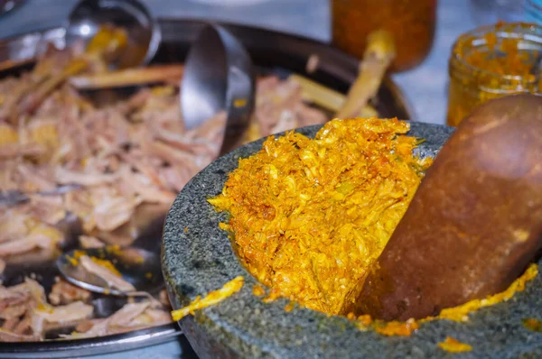 커쿠마 레몬그라스와 이국적인 조미료로 닭고기로 전통적인 캄보디아 물고기 Num Ban — 스톡 사진