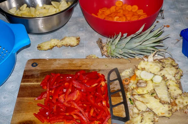 Preparação Artesanal Prato Vegetal Misto Caseiro Uma Cozinha Pimentas Vermelhas — Fotografia de Stock