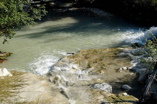 Ένας Ποταμός Που Ρέει Μέσα Από Βουνά Στην Alpes Haute — Φωτογραφία Αρχείου