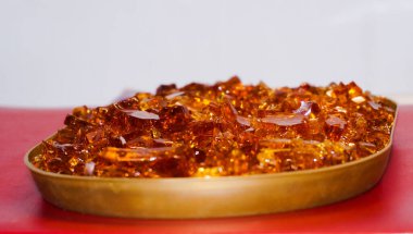 Kahverengi (veya turuncu ve sarı) kırık camlarda ışığın parıltılı yansımaları