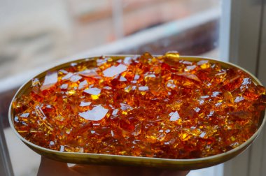 Kahverengi (veya turuncu ve sarı) kırık camlarda ışığın parıltılı yansımaları