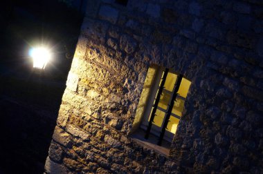 Gece lambasındaki pencere.