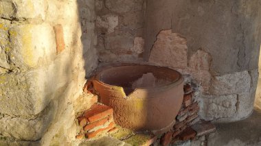 Güney Fransa 'daki ortaçağ güçlendirilmiş bir köy olan Castelnau-de-Levis kilisesinin tuğla ve çiğ kireç taşı duvarında kısmen kırılmış ve mühürlenmiş eski bir toprak kap.