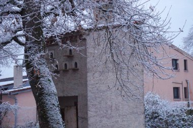 Doğanın arka planında şehrin kış manzarası