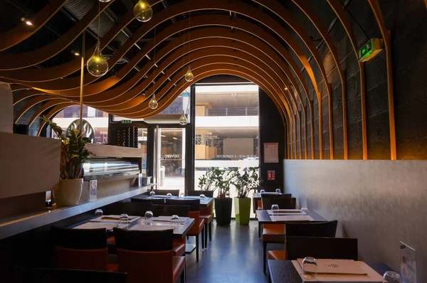 图卢兹巴尔马 格拉蒙特 Balma Gramont 2020年9月 一家封闭的日本餐馆的内部沙漠 桌子上方有一个优雅的木制天花板 Covid 19检疫的可能图例 图库照片