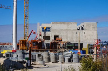Troyes, Fransa - Eylül 2020 - İnşaat malzemeleri, iskeleler, makineler ve ESTP 'nin gelecekteki binalarının inşaat sahasındaki beton yapı, bir mühendislik okulu,