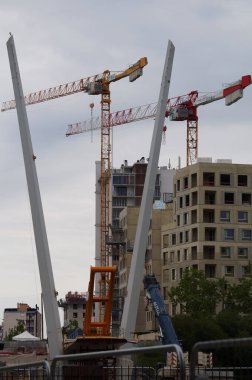 Toulouse, Fransa - Mayıs 2023 - Geleceğin halat direkleri Empalot 'u, yeni konutların inşa edildiği arka planda ve diğer kıyıda Ramier Adası' nı birbirine bağlayacak.