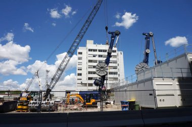 Toulouse, Fransa - 10 Haziran 2023 - Matabiau Gare İstasyonu 'nun şantiyesindeki Marengo multimodal merkezindeki ağır makineler, mevcut A hattını gelecekteki Metro Hattı C' ye bağlayacak.