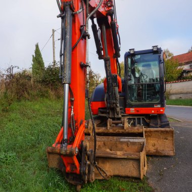 İnşaat alanında inşaat makinesi