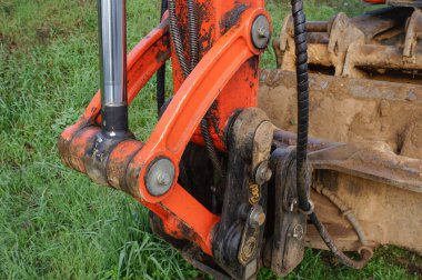 Tarn, Fransa - Aralık 2020 - Japon inşaat ekipmanı üreticisi Kubota 'dan alışveriş merkezi ve kompakt pistli mini kazıcı