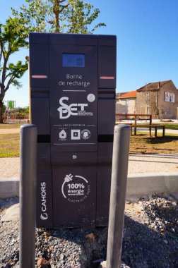 Tarn, Fransa - Mayıs 2020 - Yeni yapılmış elektrikli araç şarj istasyonu, akıllı şebekelerde çalışan Avrupalı bir lider olan Fransız üretici Cahors 'un tedarik ettiği köy meydanında yeni kuruldu